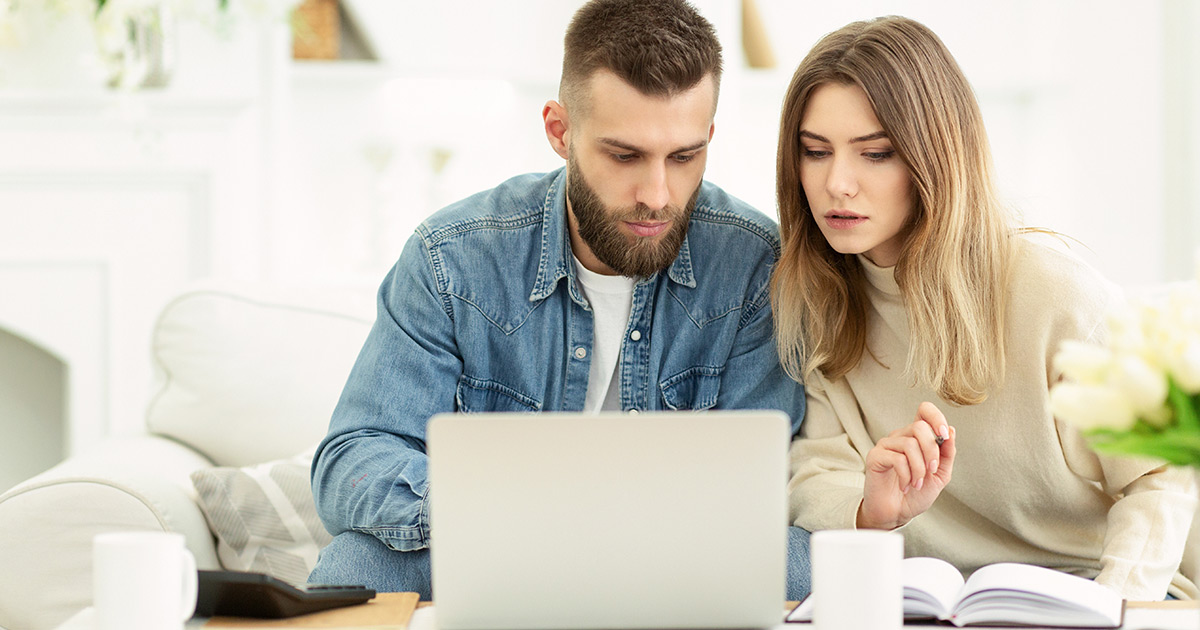  homme et femme travaillant sur un ordinateur portable