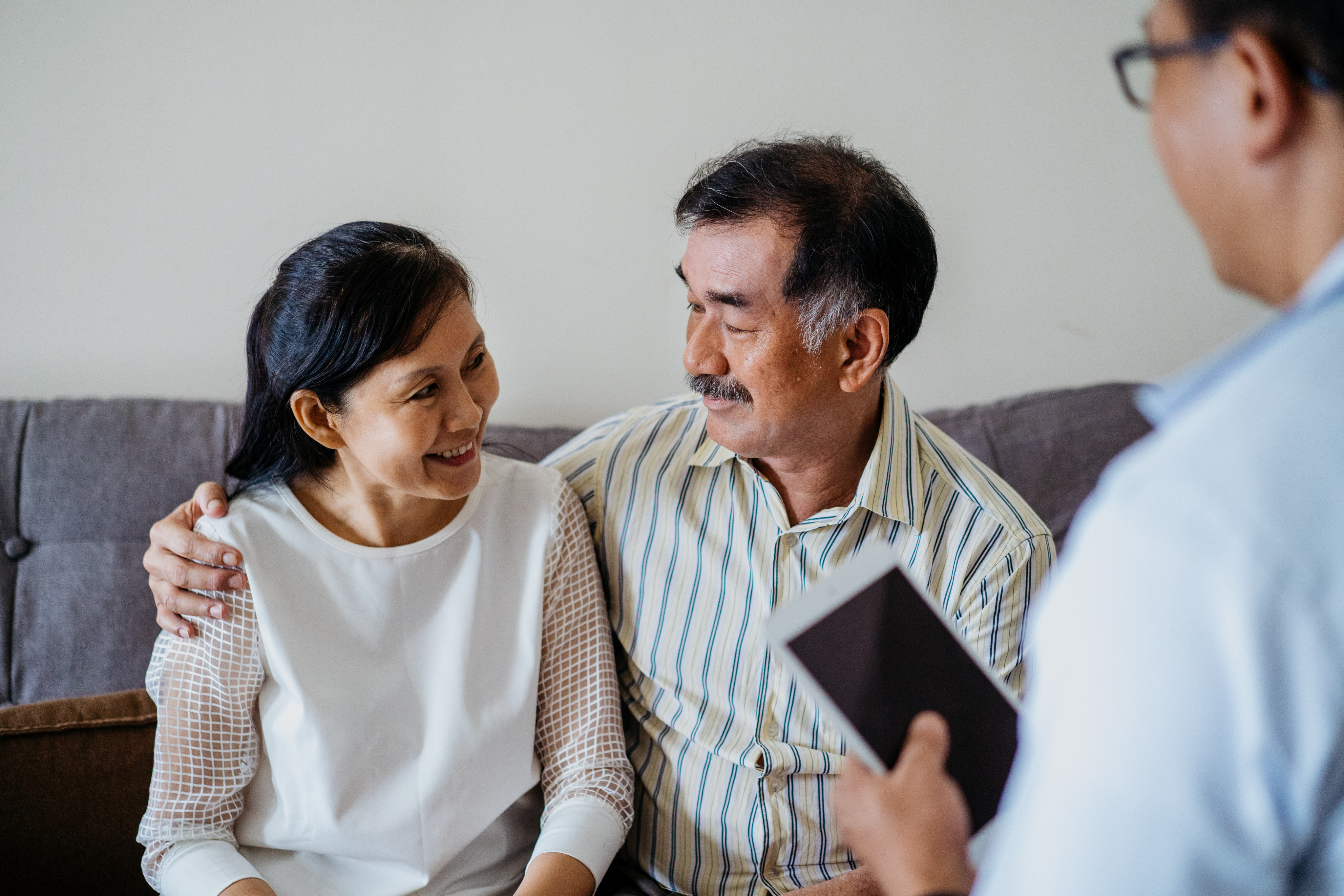 Couple meeting with a Licensed Insolvency Trustee.