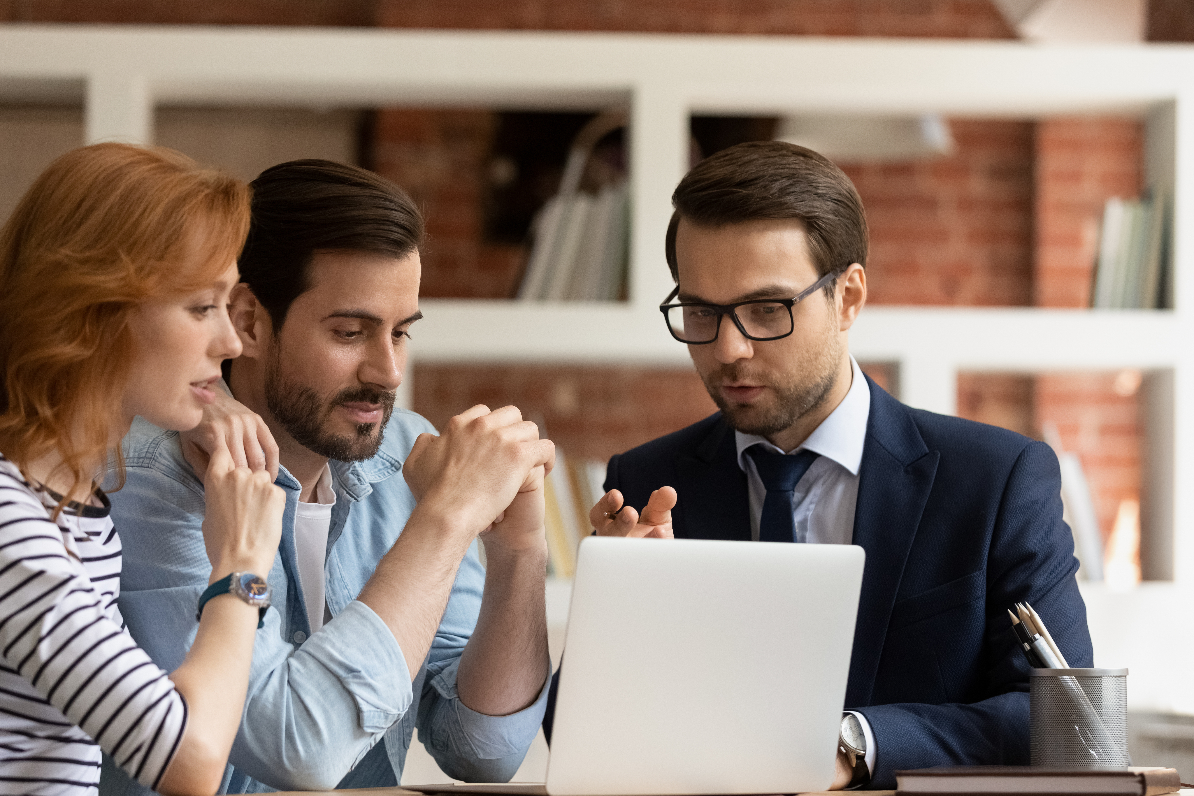 Couple discussing a debt consolidation loan with a Licensed Insolvency Trustee.